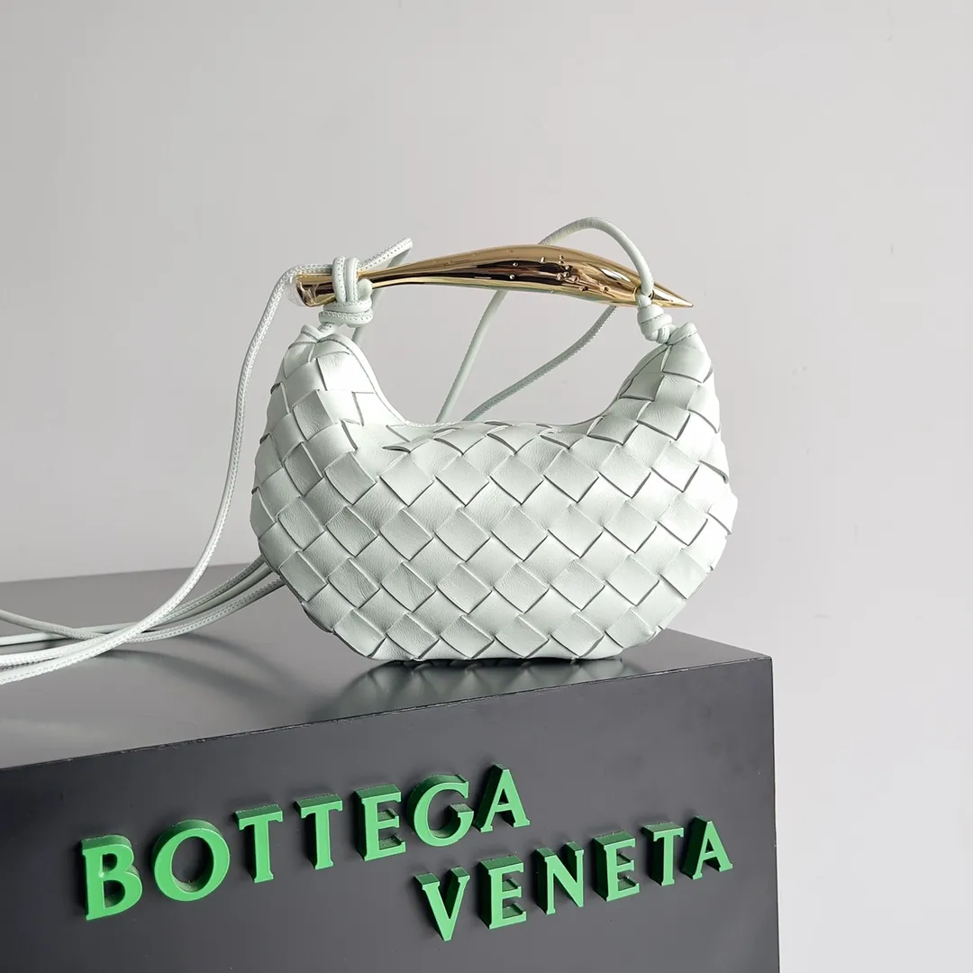 Batch of 1260 BV Mini Sardine is coming‼ ️Super high-end, stainless steel hardware + 24k real gold plating process, fish scales (concave and convex positions) are the finishing touch, the sardine bag that can be carried cross-body is completely beautiful to the heart. The metal element handle and the weaving are perfectly combined to completely integrate the artistic sense and elegance and fashion. It is really like a work of art🏺The large size is elegant, the small size is exquisite and cute, a must-have item for fashionistas, and the details are perfectly reproduced. Style number: 744267 Size 20*12*2.5